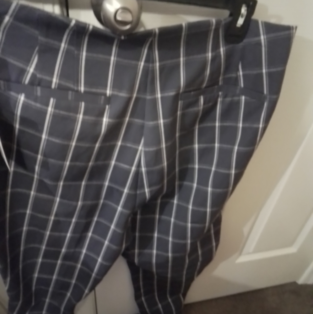 - Women's New Day Crop Pants with side zipper and two back pockets NWT - Picture 4 of 4